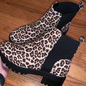Super cute Ankle Booties in Cheetah print